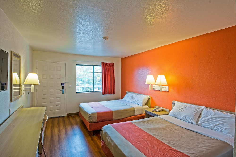 Motel6 Redding, CA - South 13/36