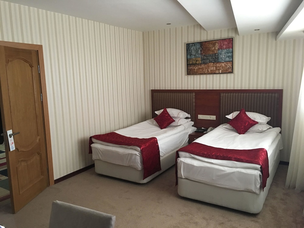 Royal Hotel 23/69