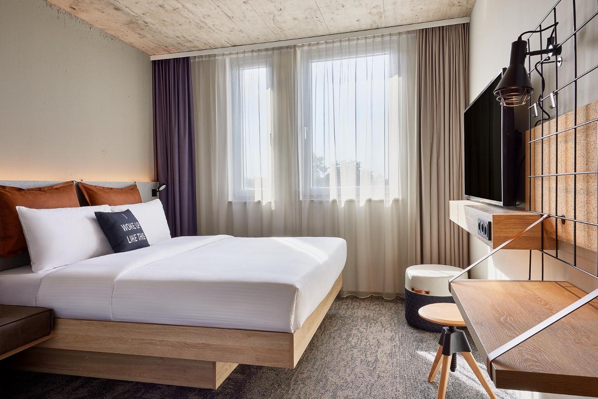 Moxy, Queen Bed