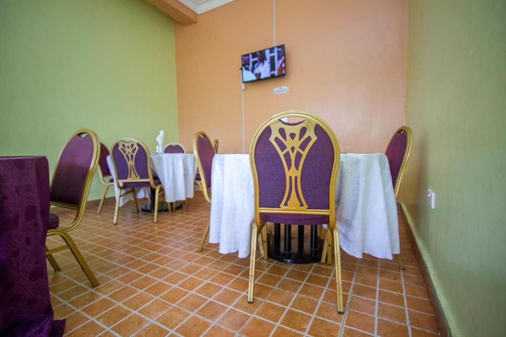 Eight Winx Hotel 42/49