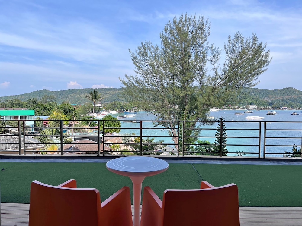 Phi Phi Cliff Beach Resort 66/69