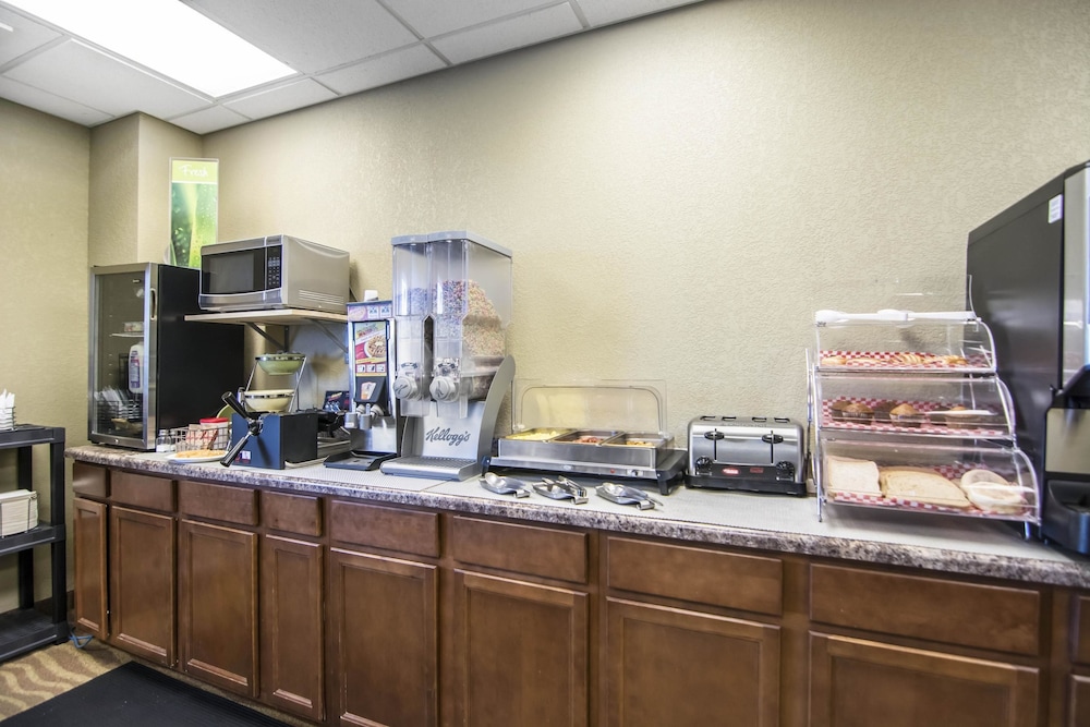 Quality Inn & Suites Thompson, MB 6/41