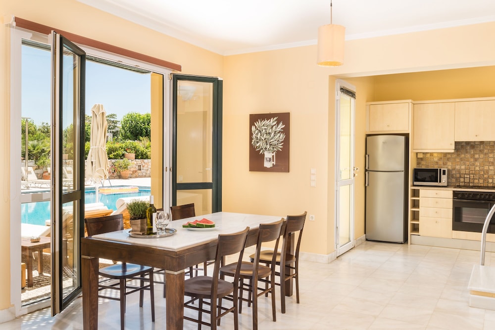 DAPHNIS VILLAS 41/60
