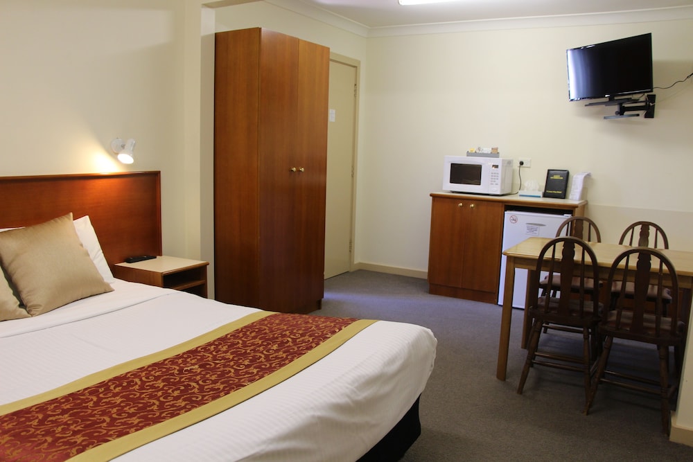 PIONEER WAY MOTEL 7/55