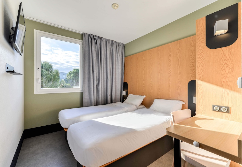 ROOM, TWIN BEDS