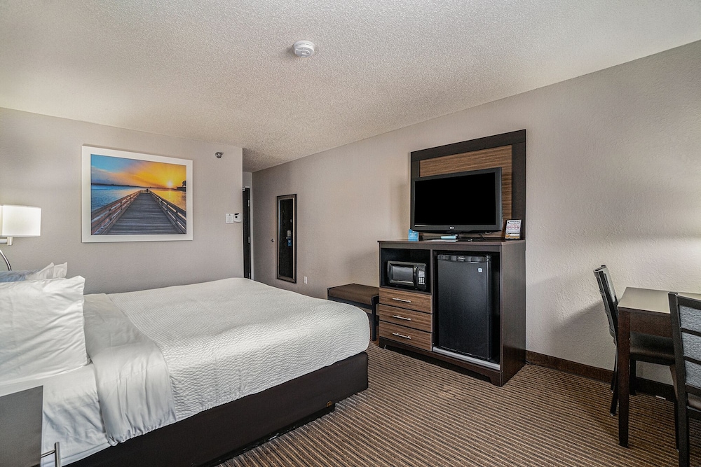 Days Inn Suites By Wyndham Traverse City 15/50