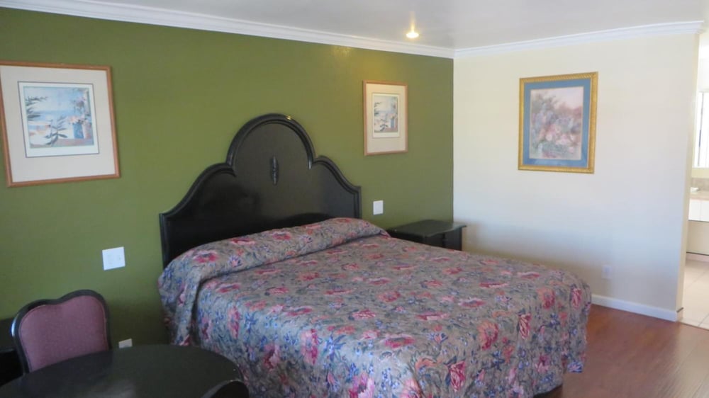 Castaway Motel 15/48