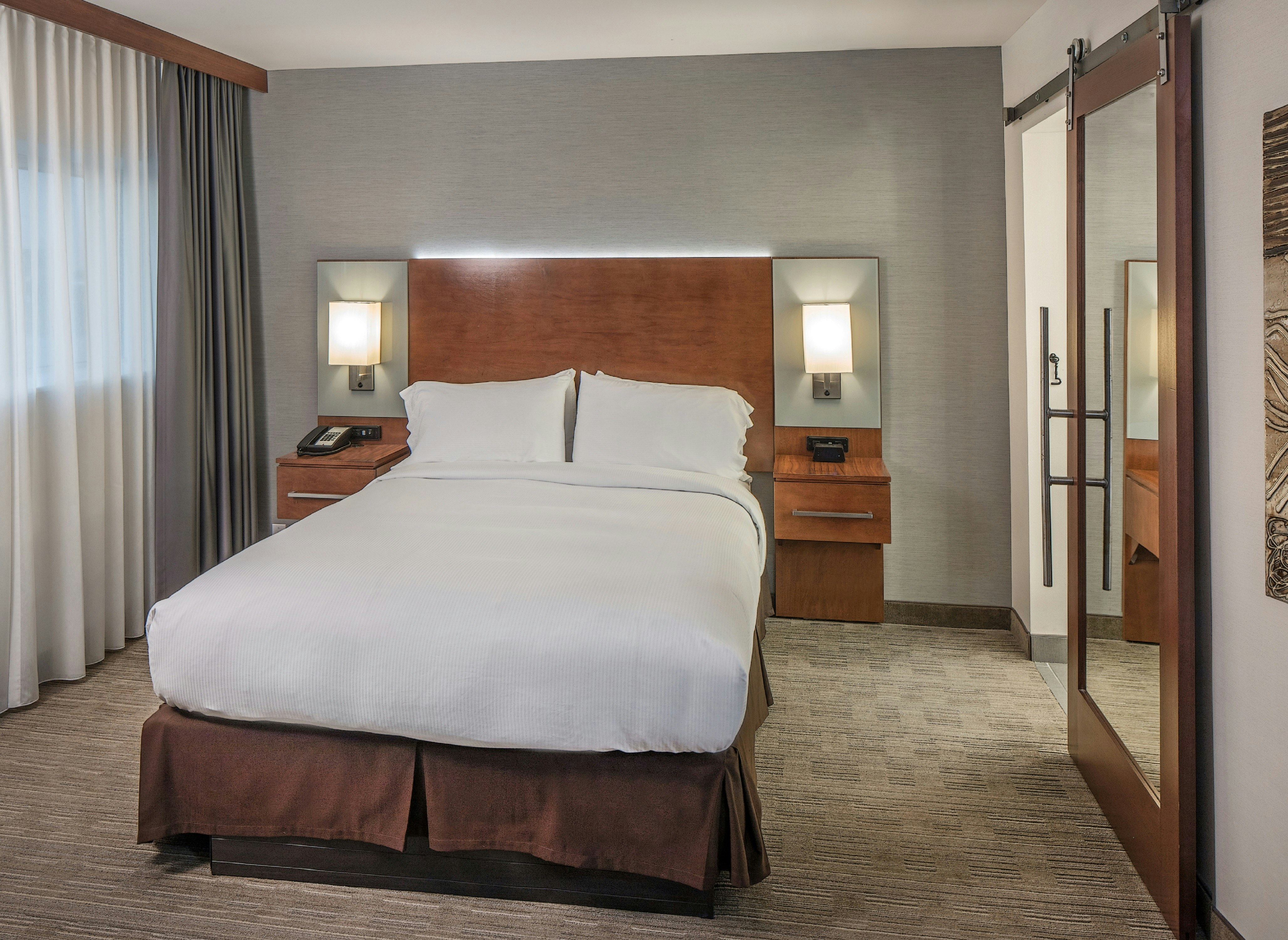 2 ROOMS, SUITE, QUEEN BED
