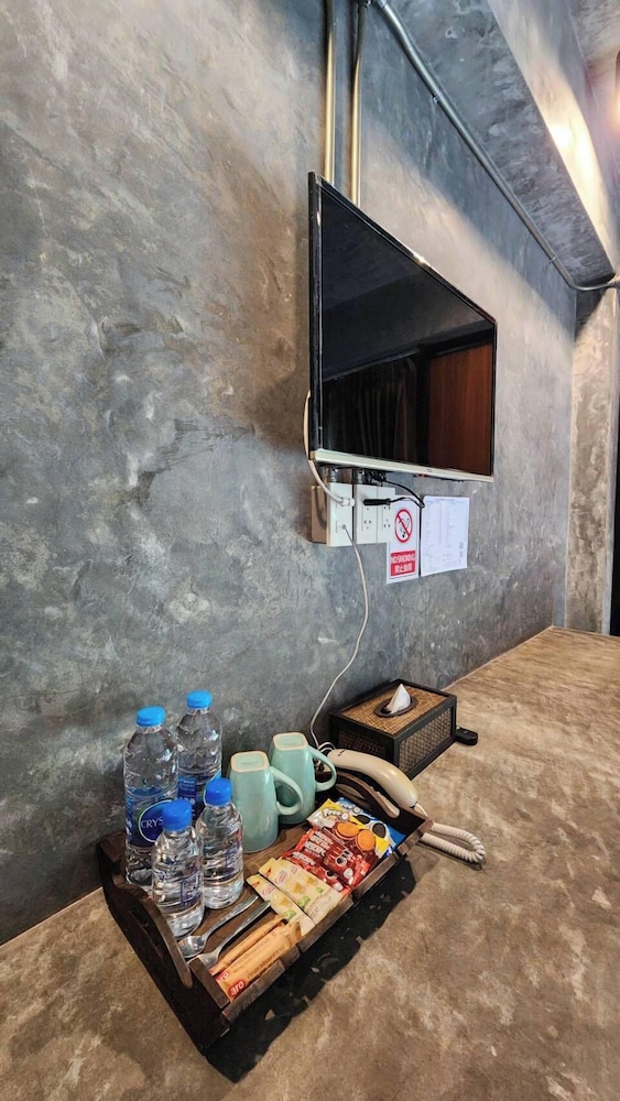 Stucco Loft Residency 18/72