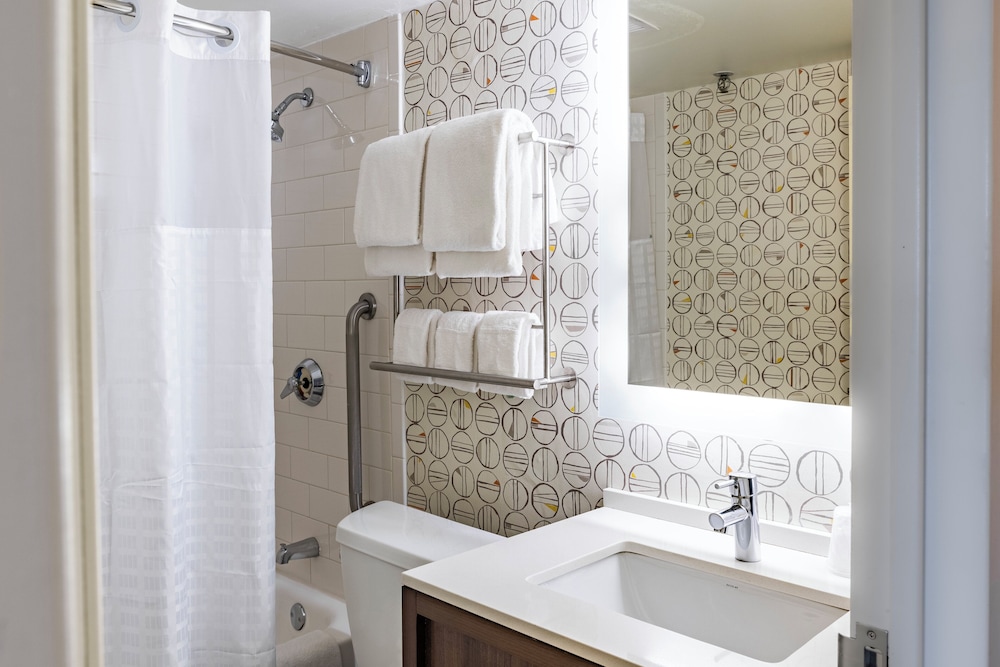 غرفة بريميوم بسرير كينج بإطلالة على الجبل بشرفة، Holiday Inn Denver East Stapleton 2/2