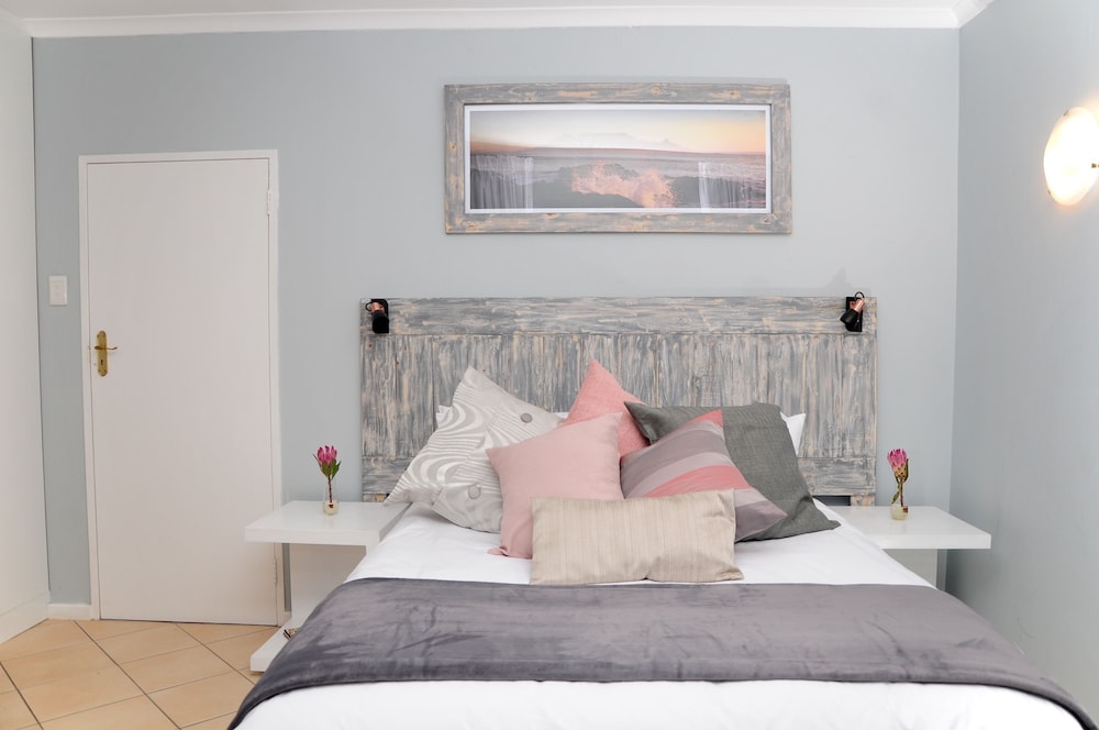 Comfort, Queen Bed, Private Bathroom, Courtyard Area