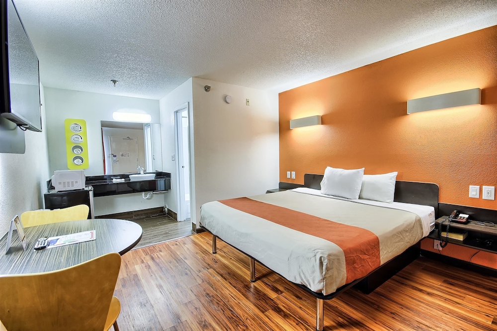 Motel6 Columbus, OH - West 33/58