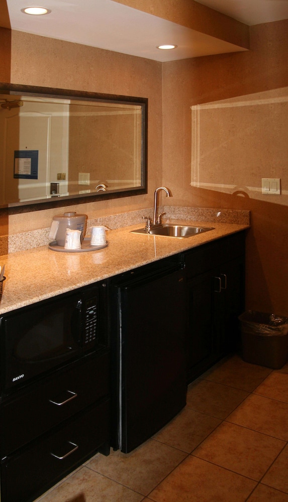 Hampton Inn And Suites Barstow 4/43