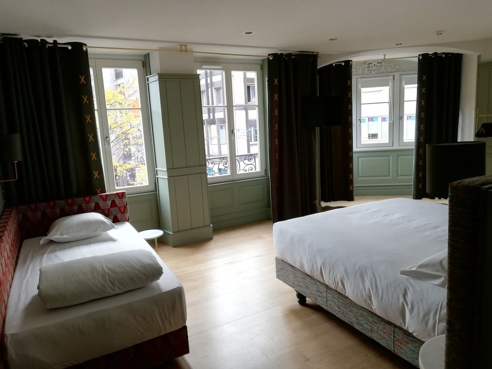 Classic, Suite, 1 Queen and 1 Single Bed
