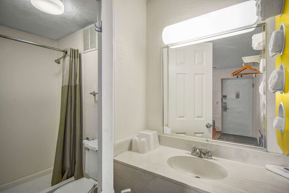Motel6 North Ridgeville, OH - Cleveland Intl Airport - N Ridgeville 42/45