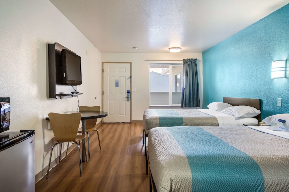 Motel6 Portland, OR Mall 205 17/37