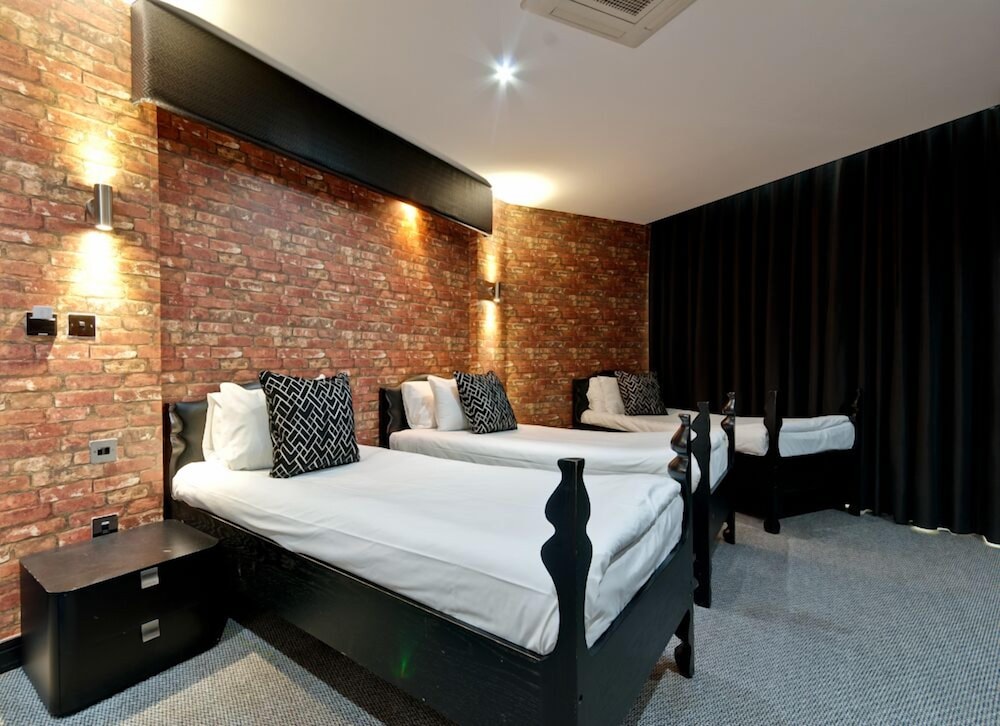 ROOM, TWIN BEDS
