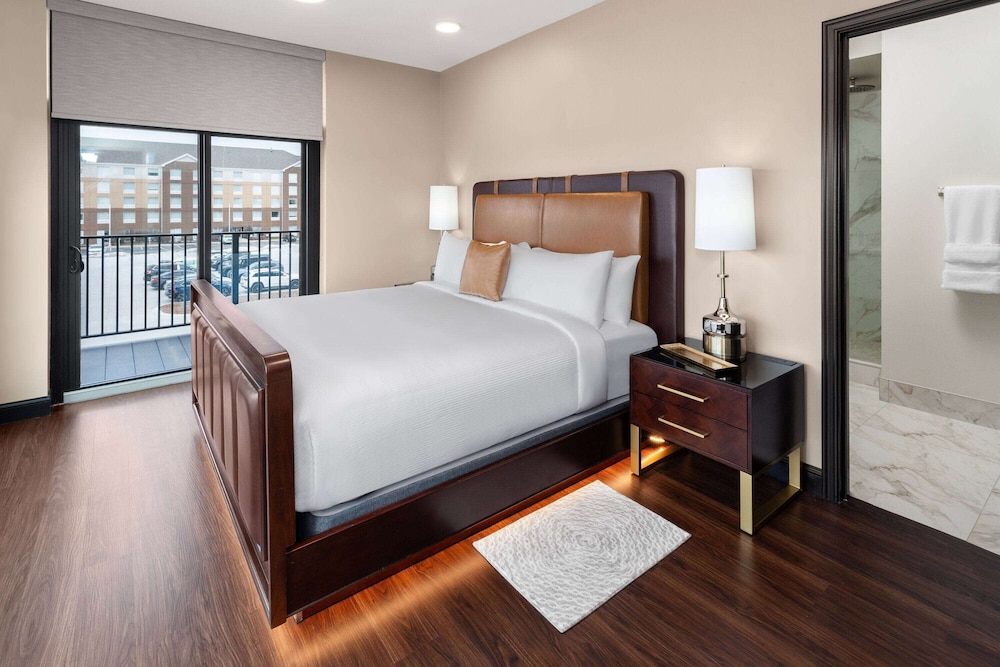 SIGNATURE, SUITE, KING BED