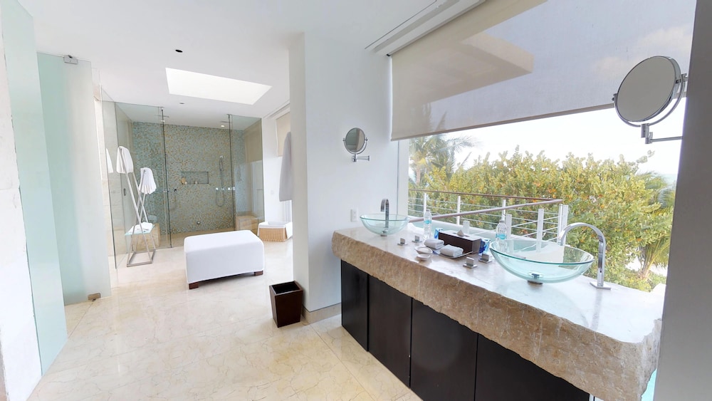Presidential, Suite, 3 King Beds, Beach Front، Blue Diamond Luxury Boutique - All Inclusive - Adults Only 3/3