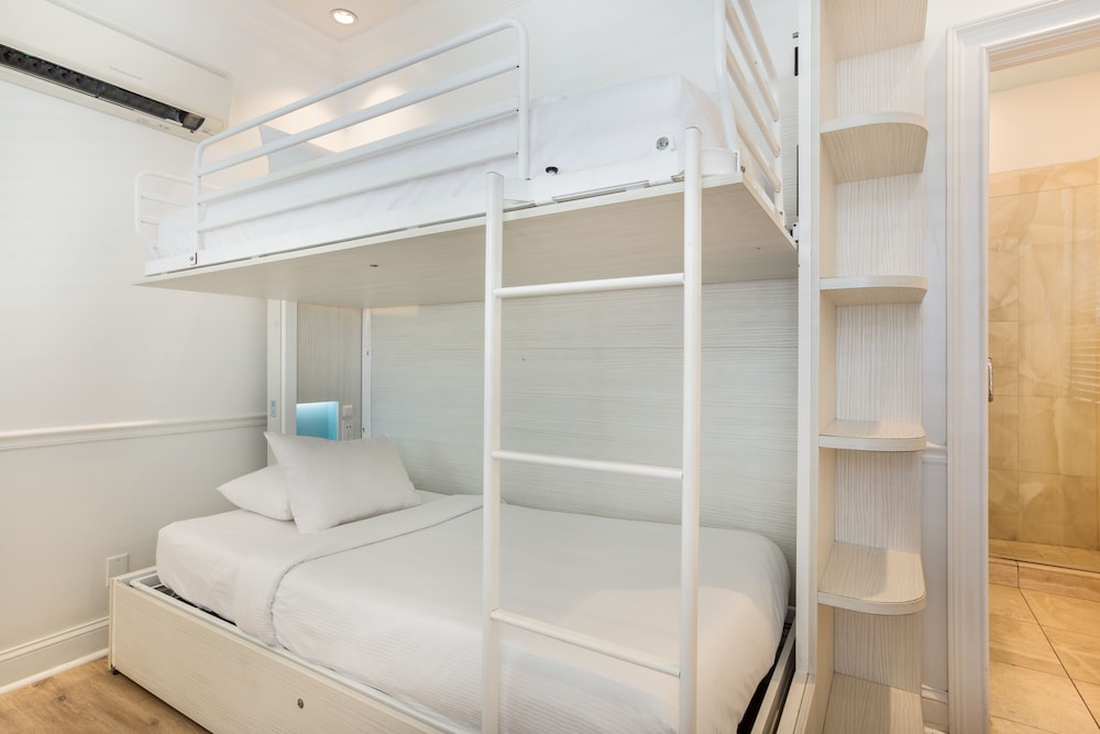 Nyah Key West Adult Only 15/65