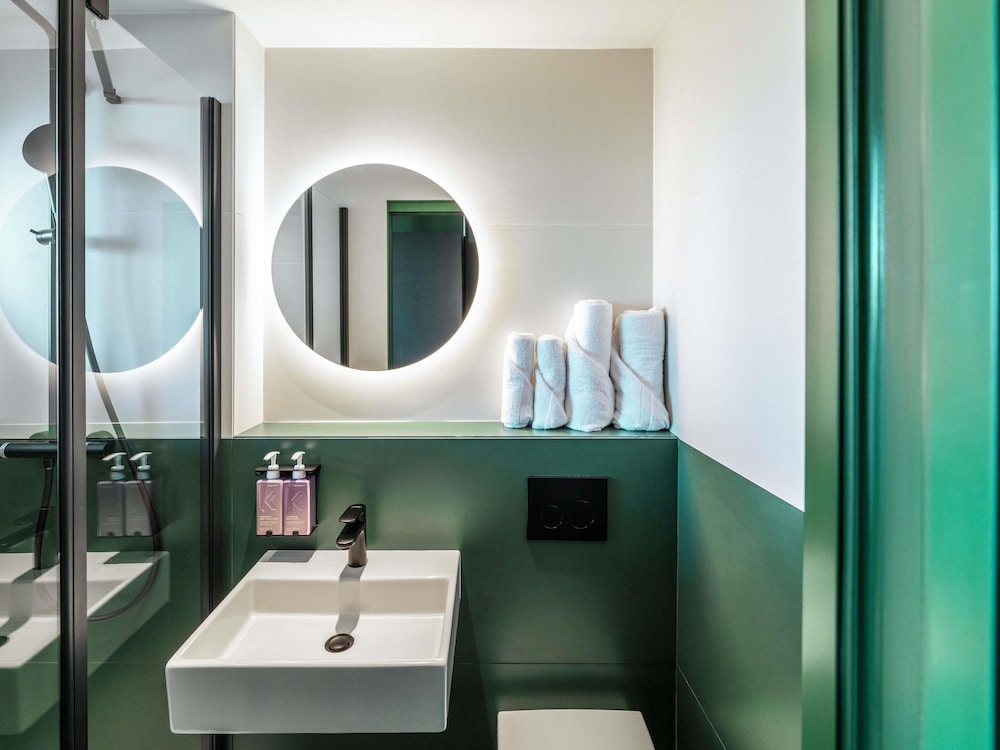 TRIBE Paris Clichy 53/54