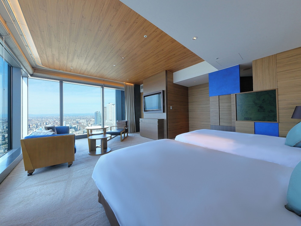 DELUXE, TWIN BEDS, STATION VIEW, CLUB LOUNGE ACCESS, CORNER