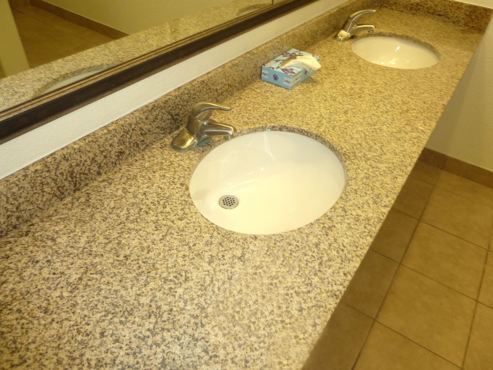 Americas Best Value Inn Suites Gun Barrel City 30/57