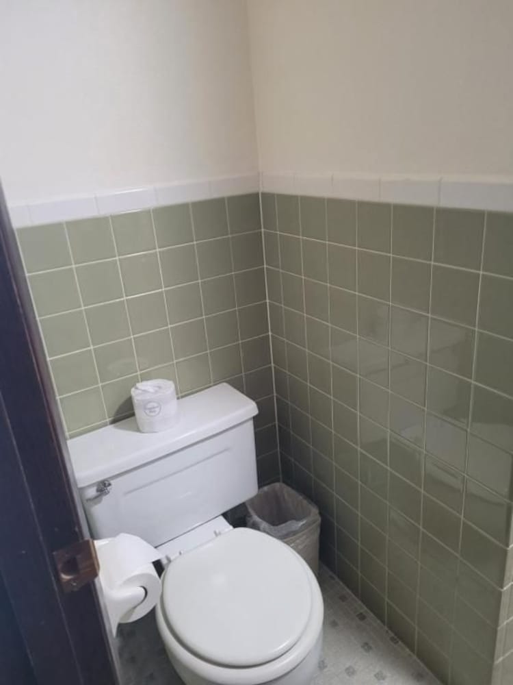 McGoverns Hotel and Suites 42/45