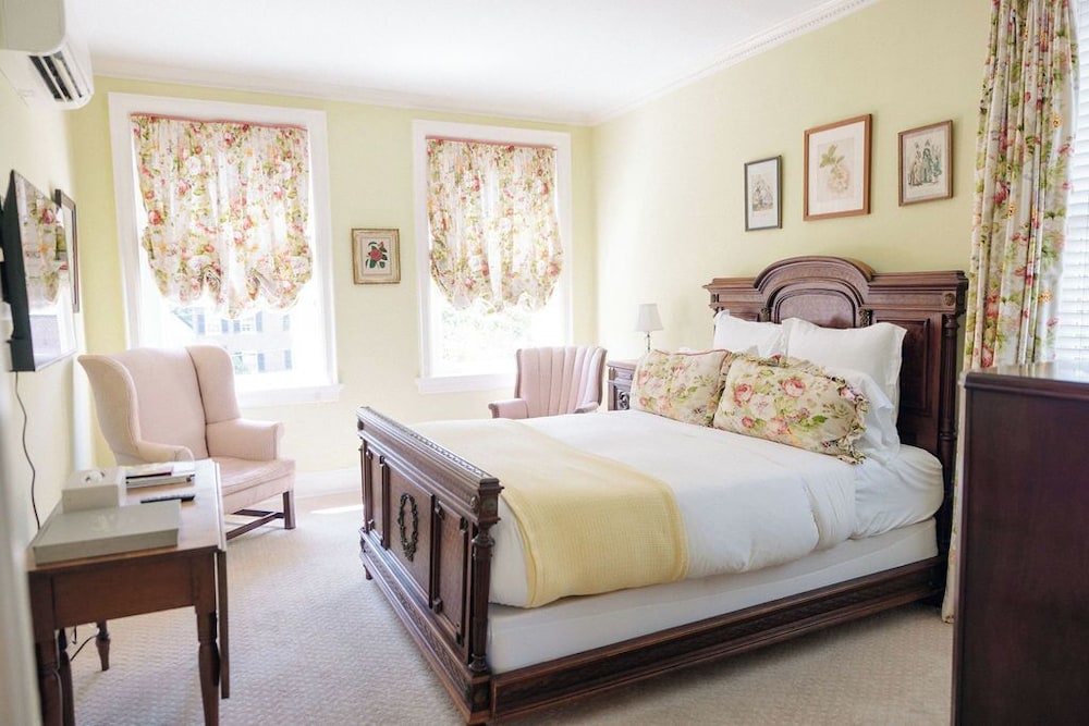 Rose, Queen Bed, Parlor