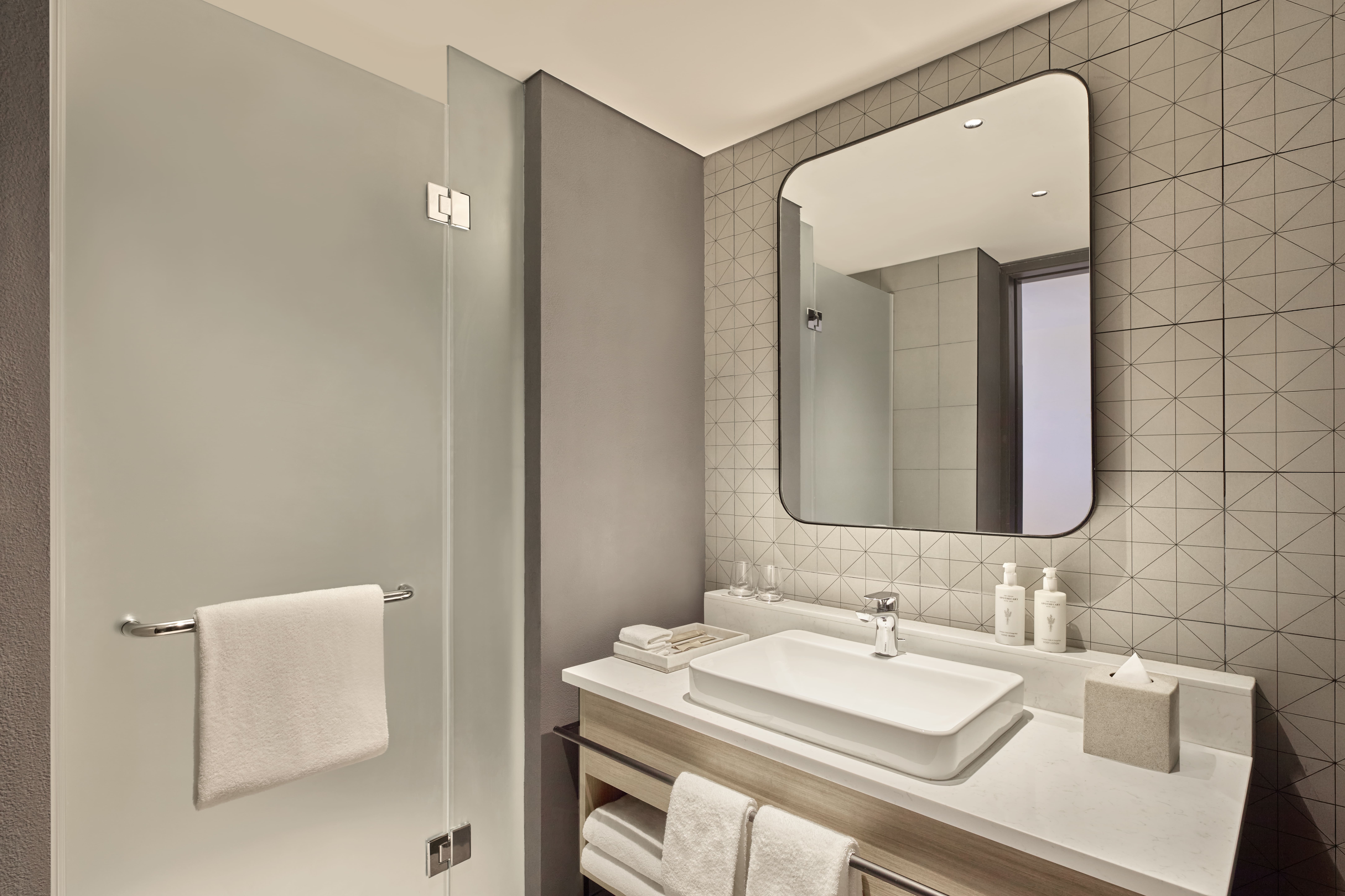 Guest Room, Twin Beds, Hilton Garden Inn Bengaluru Embassy Tech Village 2/2