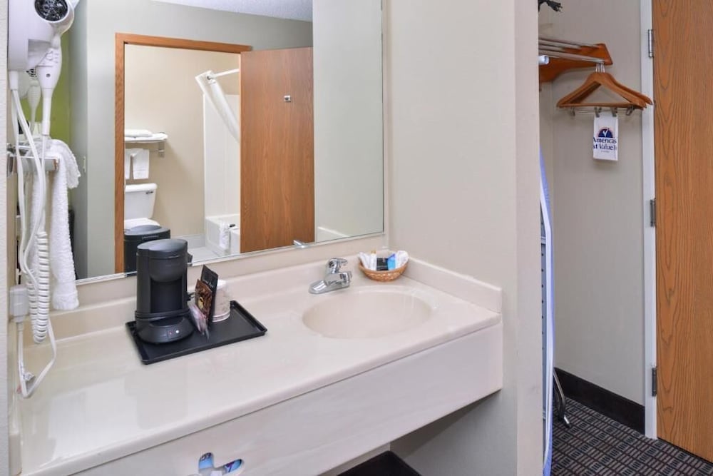 Regency Inn Geneseo 12/21