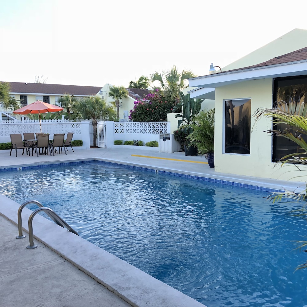 THE COLONY CLUB INN AND SUITES 52/55