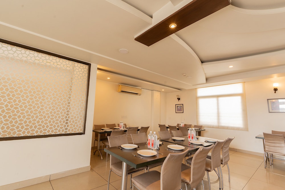 Fabhotel Signature Inn 43/50