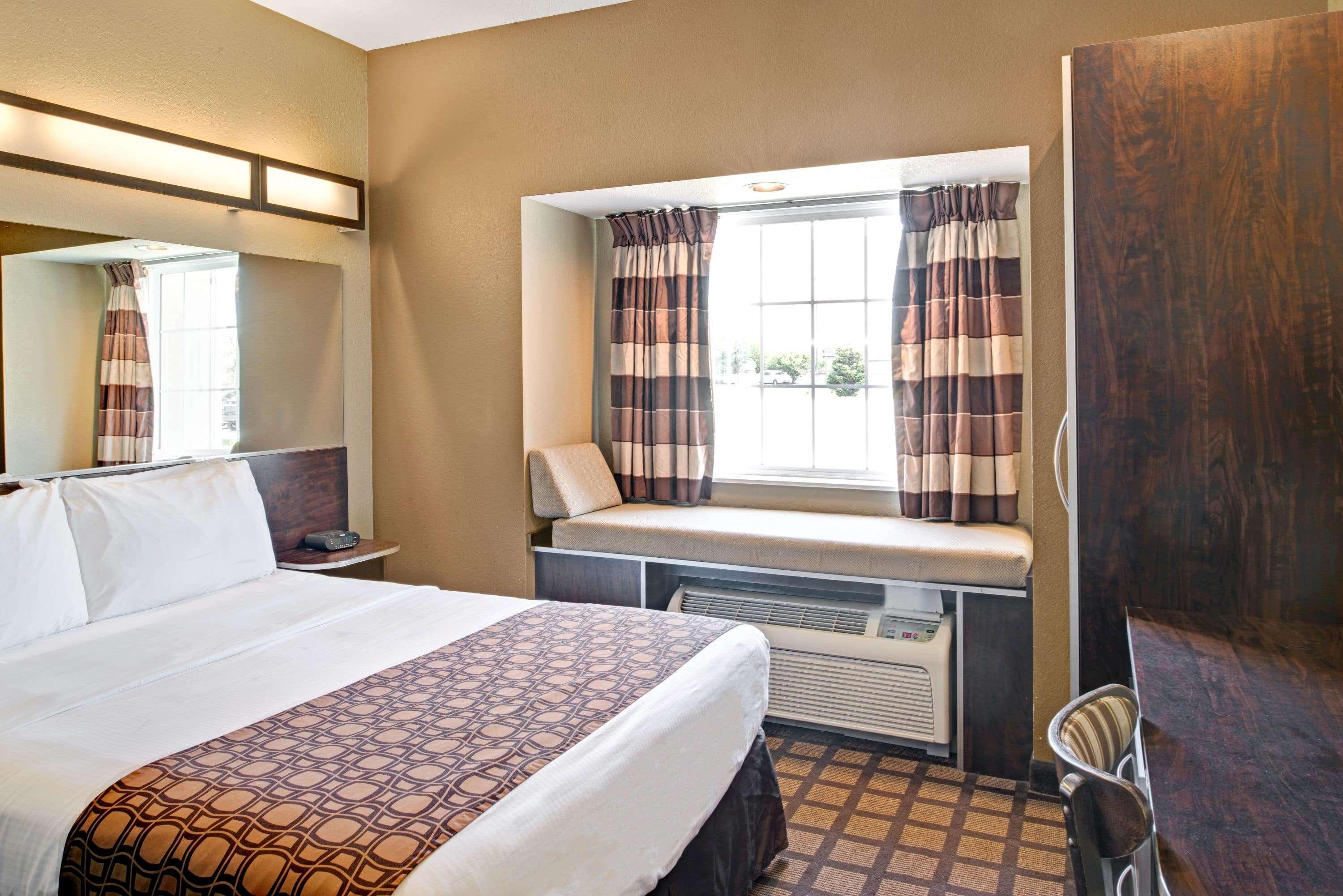 غرفة بسرير كوين لذوي الإعاقة، Microtel Inn Council Bluffs 2/2