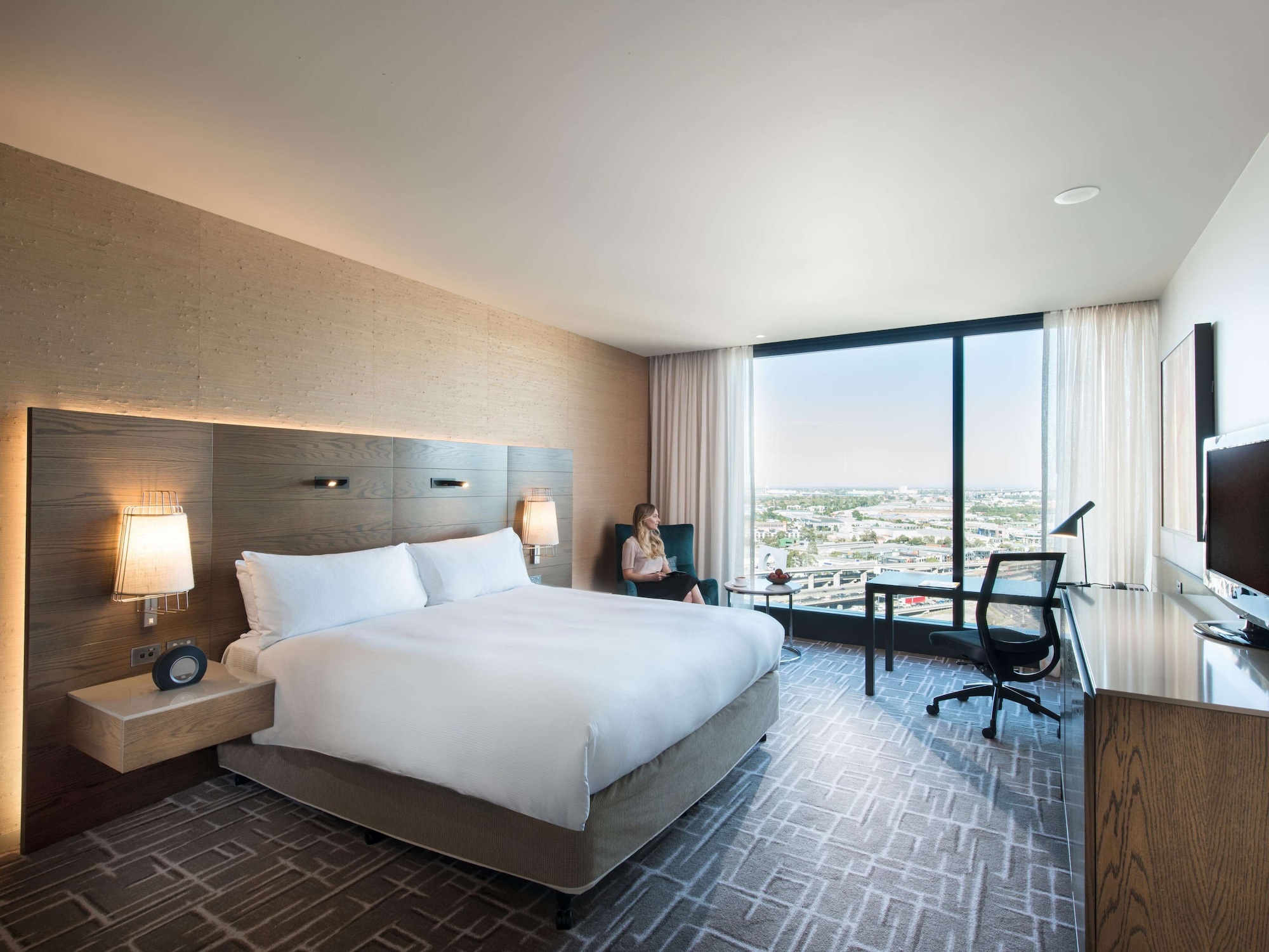 DELUXE, KING BED