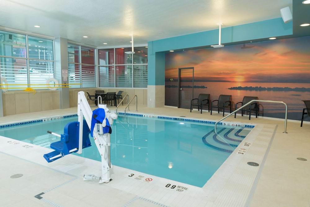 Hampton Inn & Suites Erie Bayfront 37/54