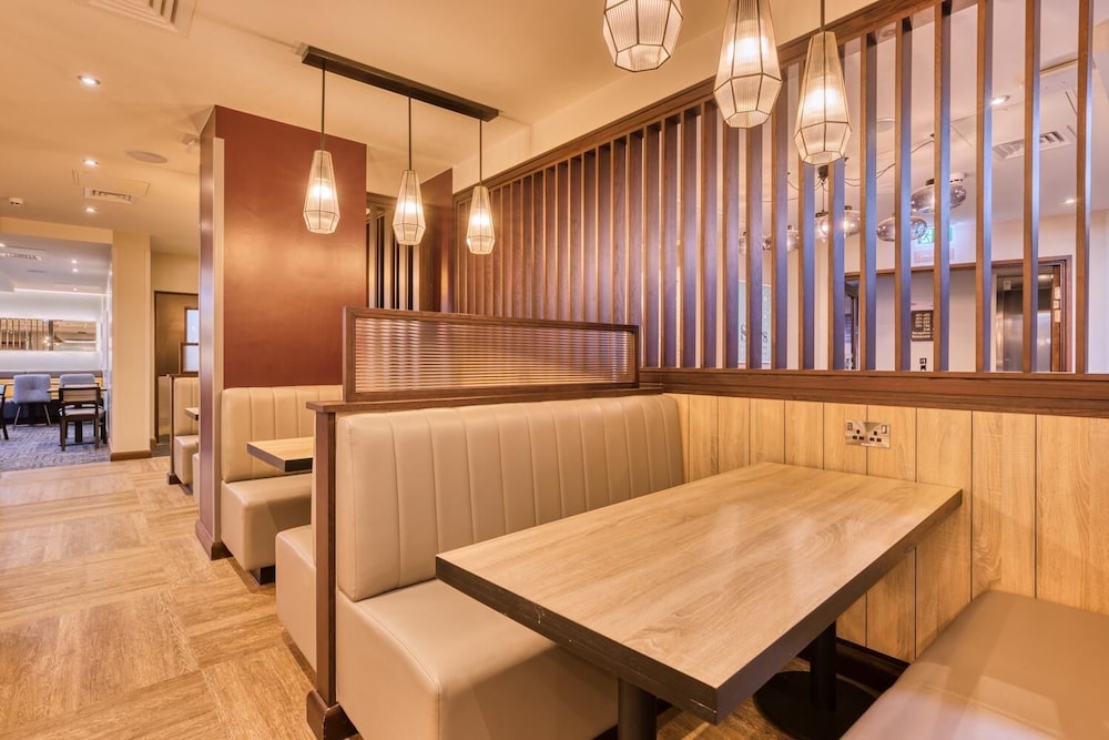 Premier Inn Dublin City Centre (Temple Bar) hotel 27/35