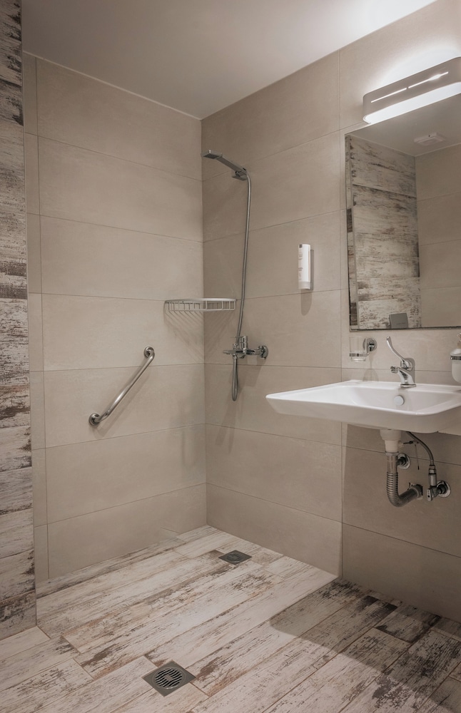 غرفة قياسية ثلاثية بسرير كوين وسرير فردي، Elizabeth Queen Luxury Rooms 5/5