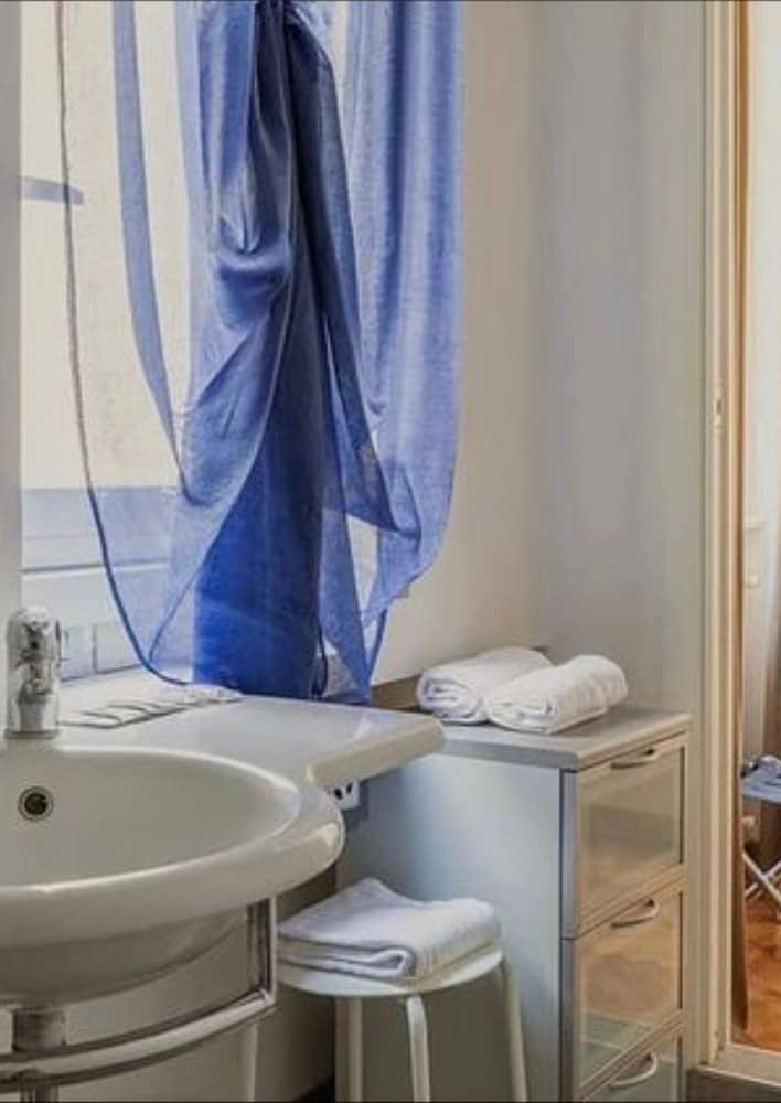 ECONOMY, DOUBLE OR TWIN BED