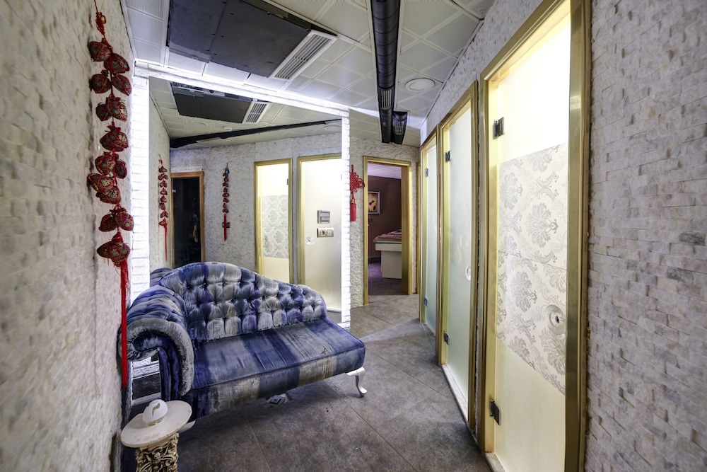 White Monarch Hotel 10/70