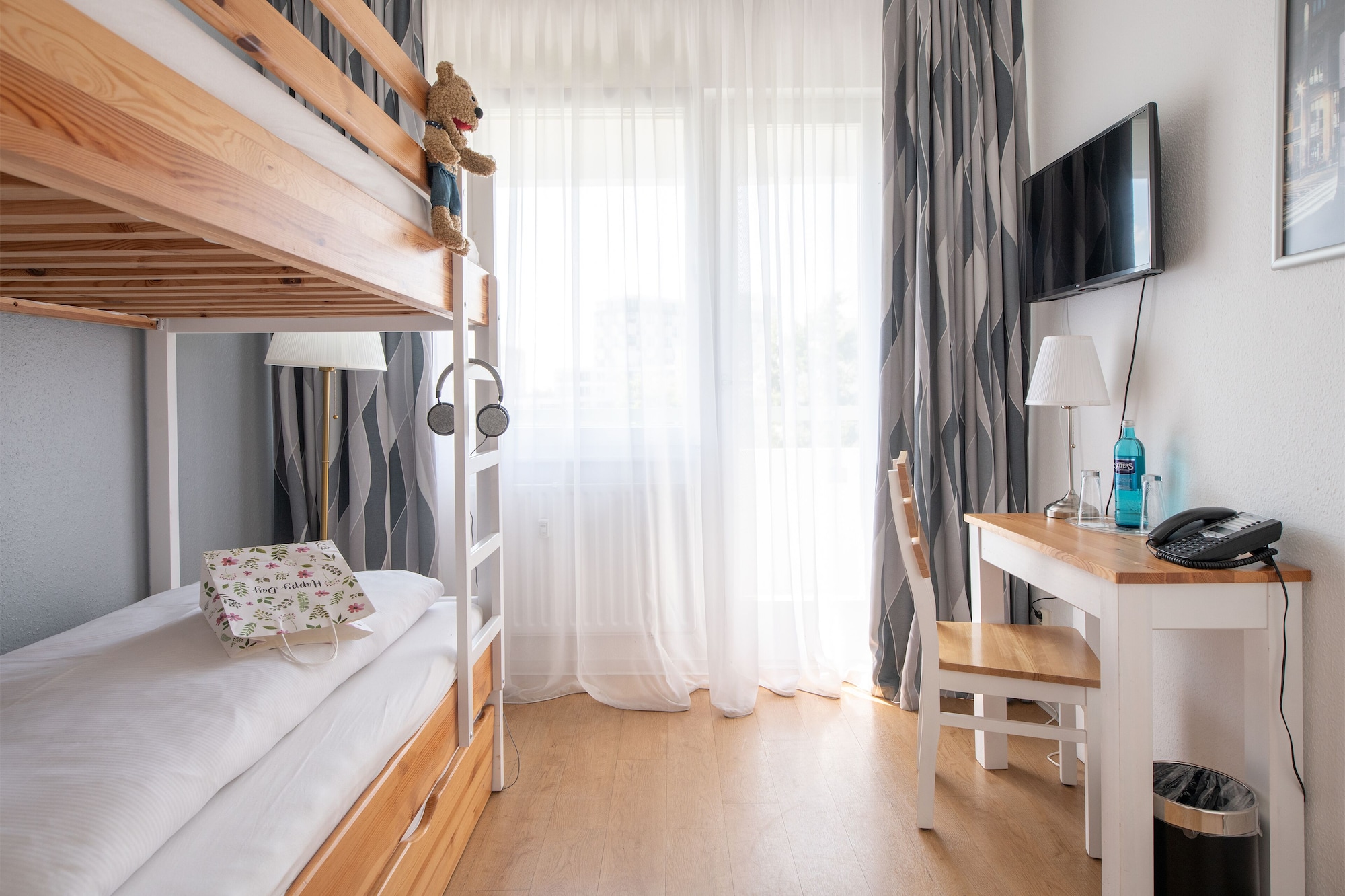 ROOM, BUNK BED