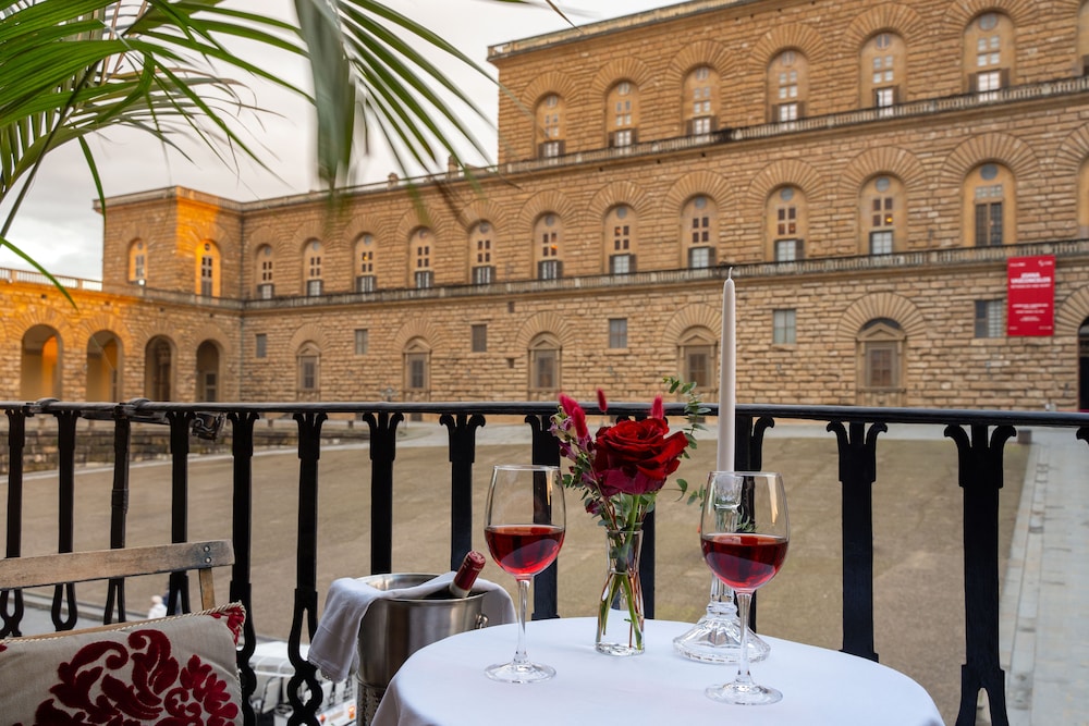 Piazza Pitti Palace 36/50