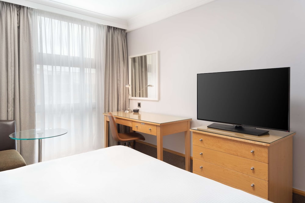 Hilton London Kensington 25/80