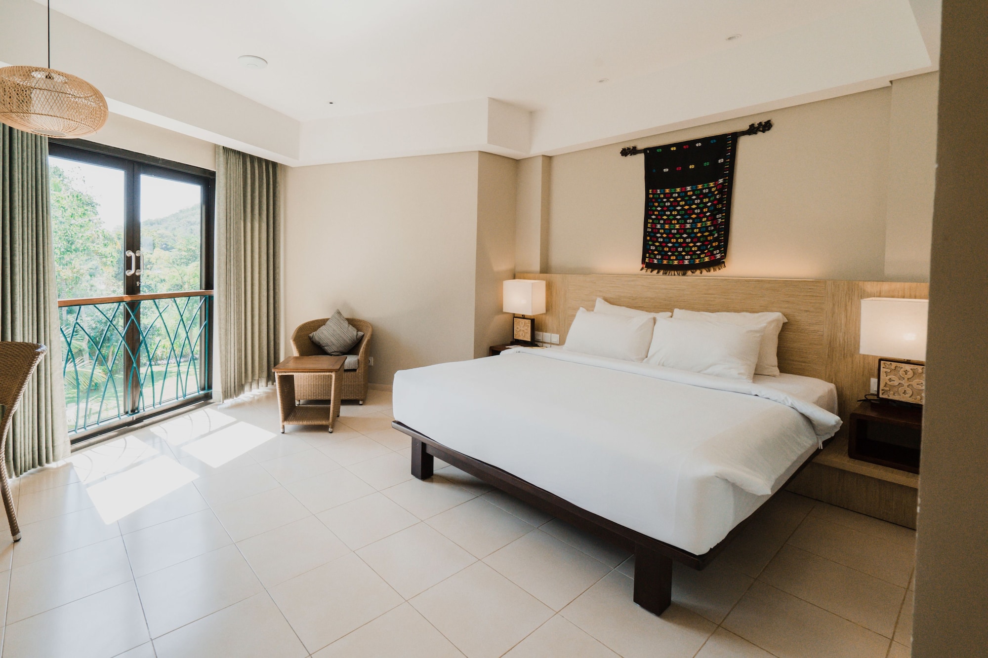 DELUXE, DOUBLE OR TWIN BED