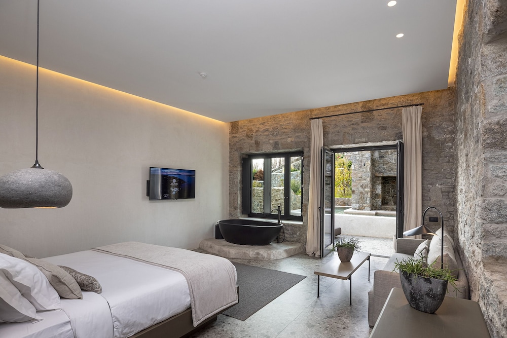 Stone, Suite, 2 King Beds, Garden View, Private Pool