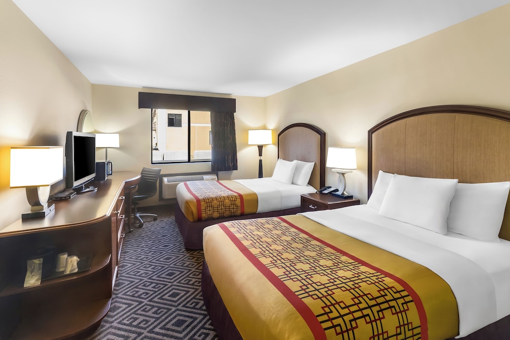 Travel Inn & Suites 19/50