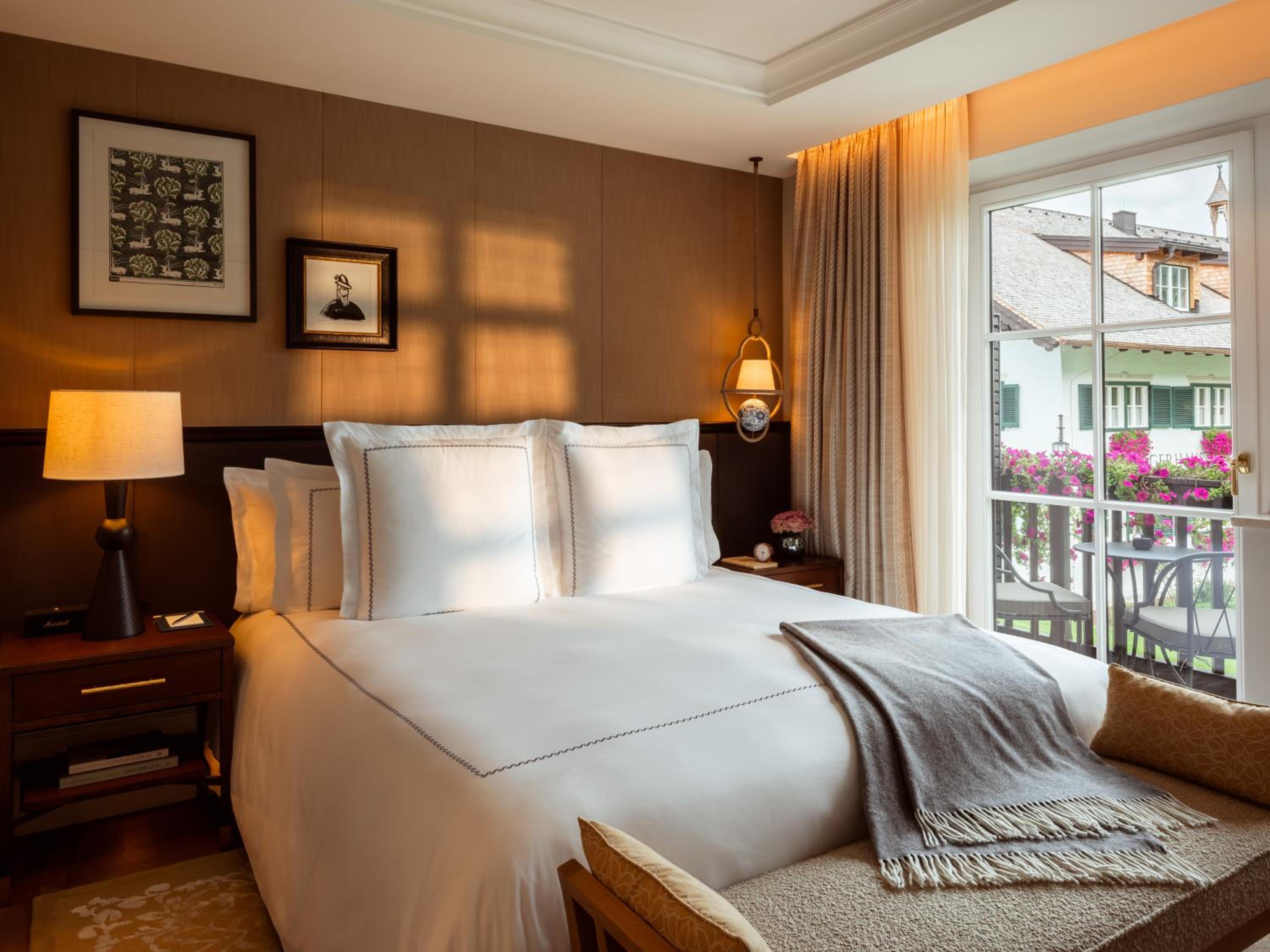 2 Bedrooms, Suite, King Bed, Lake View