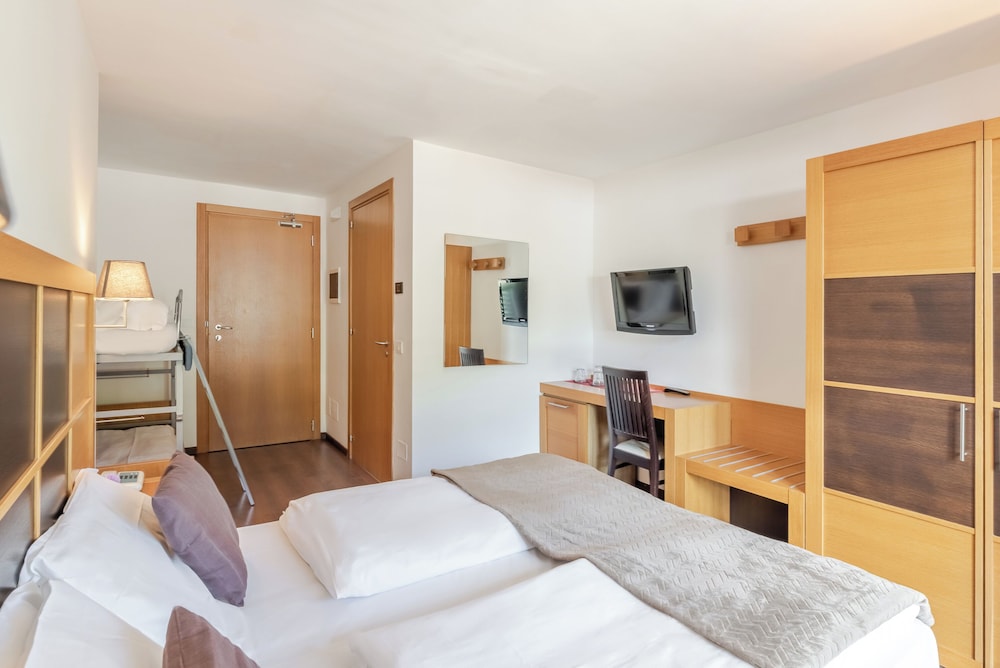 ROOM, QUADRUPLE