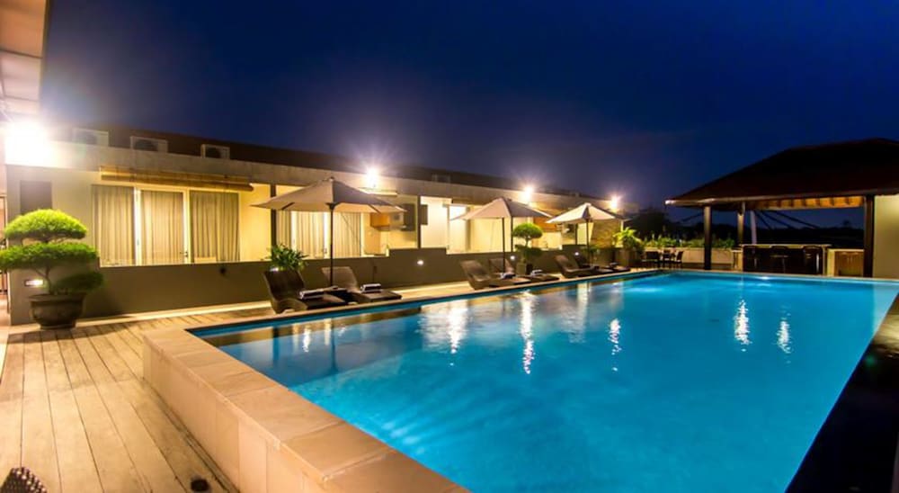 Seminyak Square Hotel 63/67