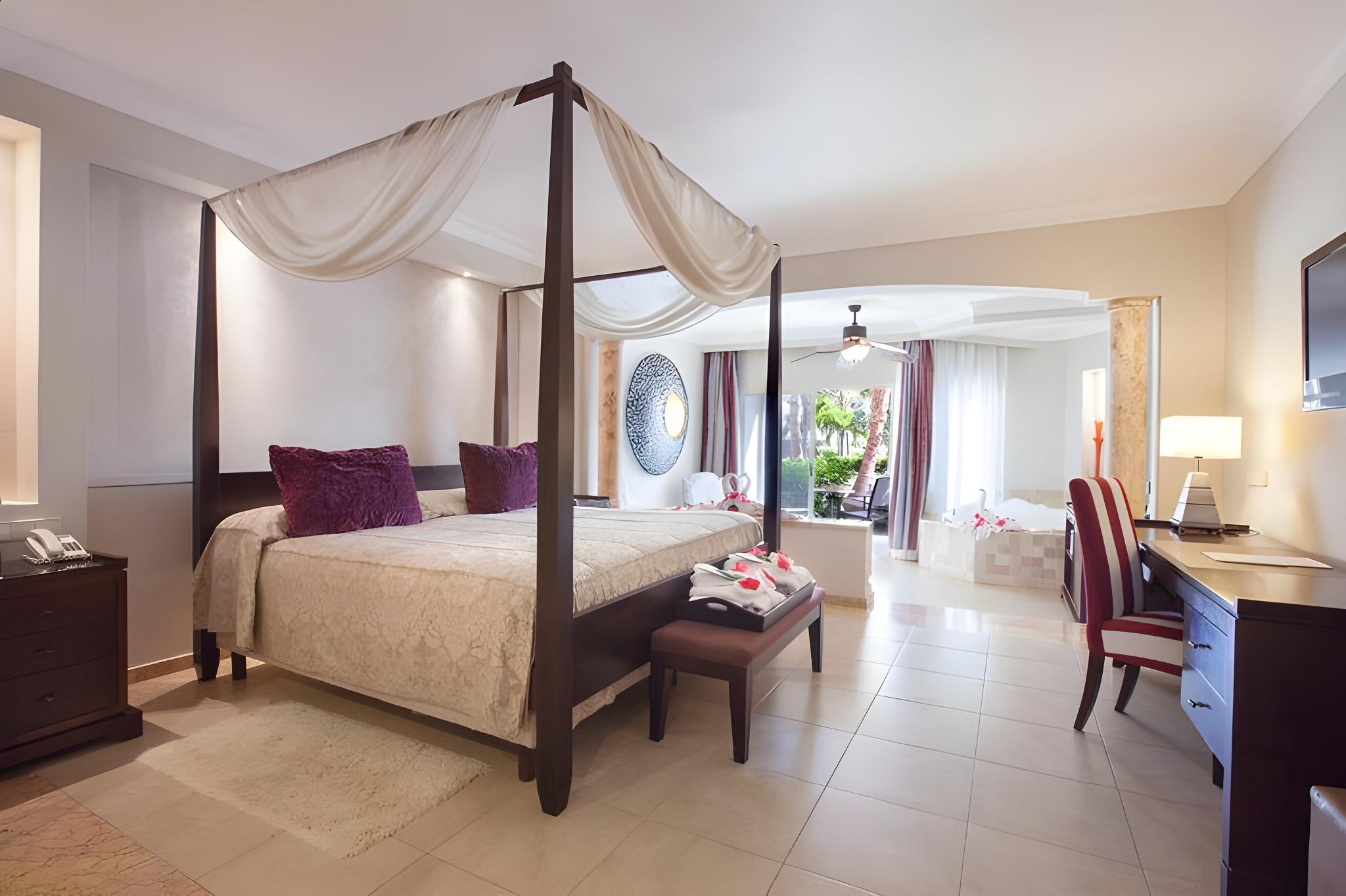 Colonial, Junior Suite, King Bed, Outdoor Jetted Tub